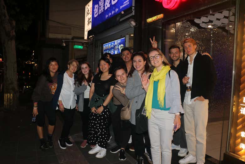 Di fronte a una discoteca di Shanghai